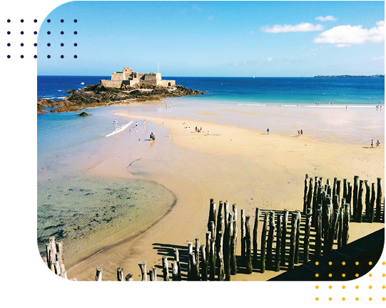 Taxi Olympe devant le Mont-Saint-Michel pour réservation rapide
